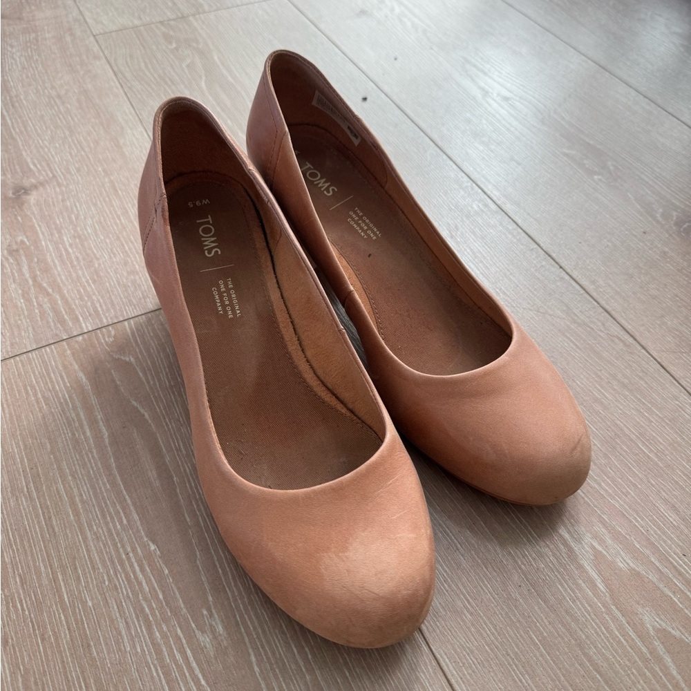 TOMS Women's Tan pumps